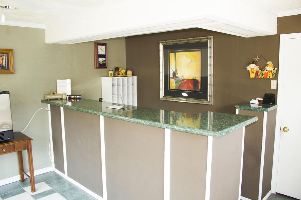 Budget Inn Лурей Екстериор снимка