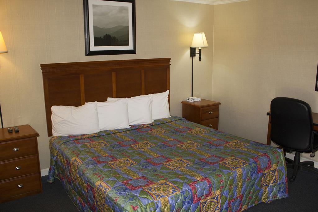 Budget Inn Лурей Екстериор снимка