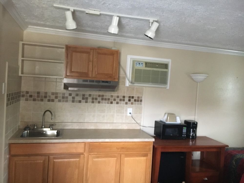 Budget Inn Лурей Екстериор снимка